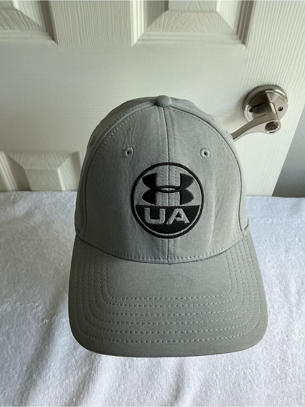 Under Armour Men's Light Gray UA Logo Baseball Cap r